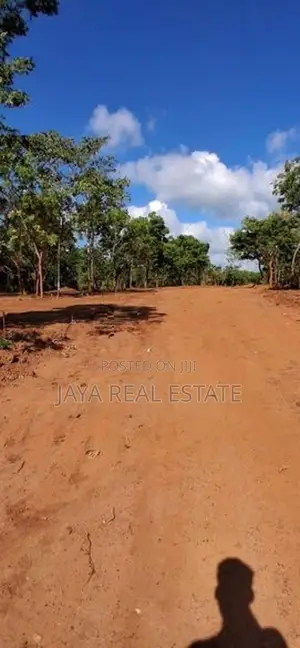 රැකවට නුදුරින් අගනා ඉඩමක්
