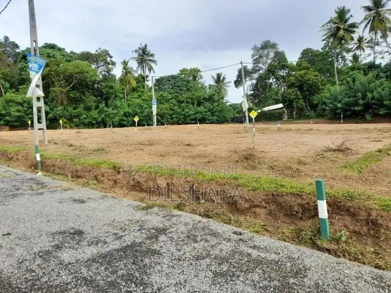 දික්වැල්ල සංචාරක කලාපයේ ඉඩමක්