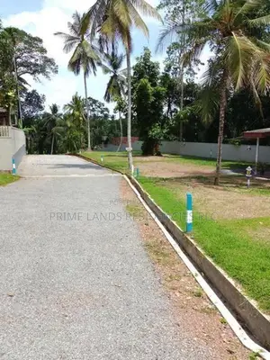 හෝමාගමින් ඉඩමක්