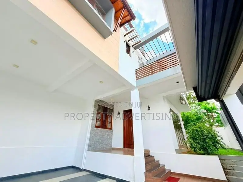 Kotte – Beddagana 3-Storey Luxury House for Sale