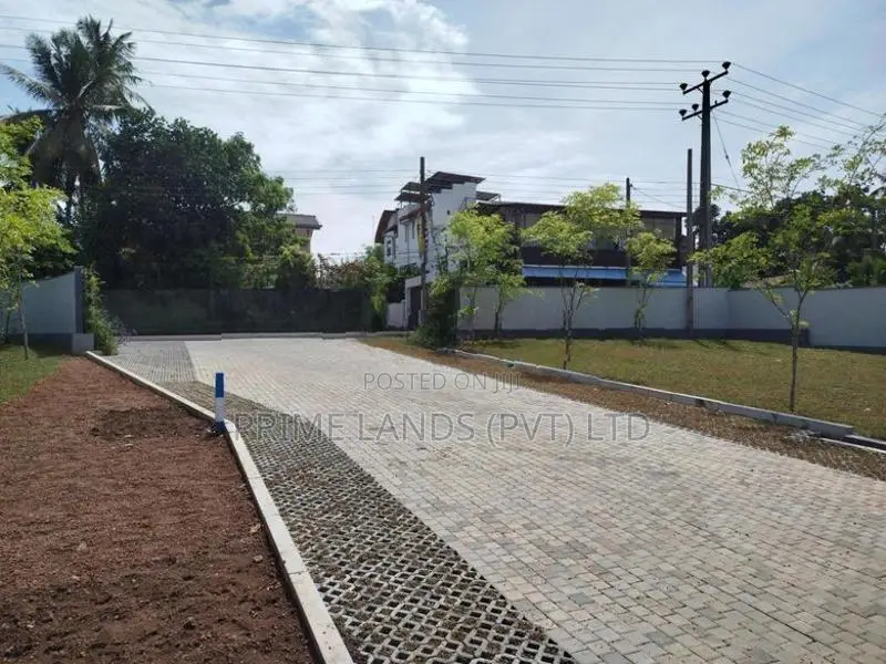 බොරලැස්ගමුව ගංගාරාම පාරෙන් බිම් කොටස් විකිණීමට