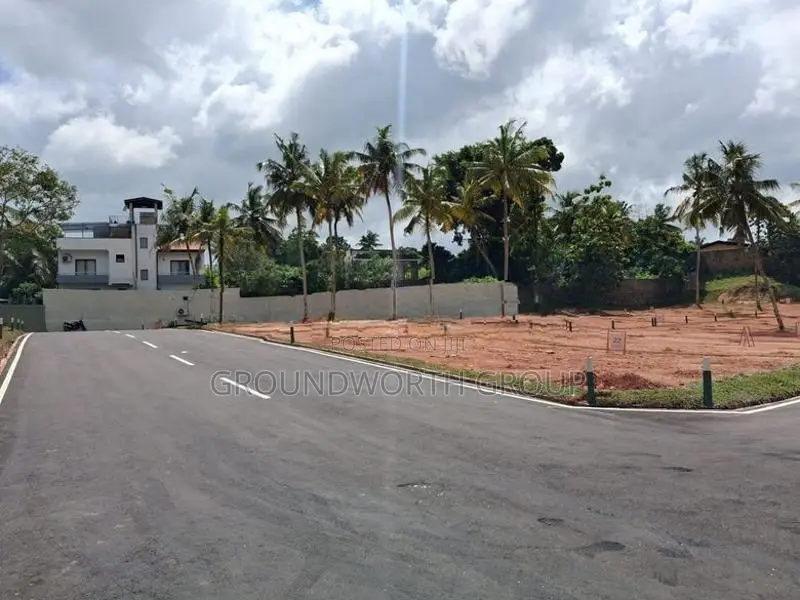 අතුරුගිරිය හයිවේ එකට විනඩි 10 යෙන් ළඟාවෙන්න හොකන්දරින් ඉඩමක්