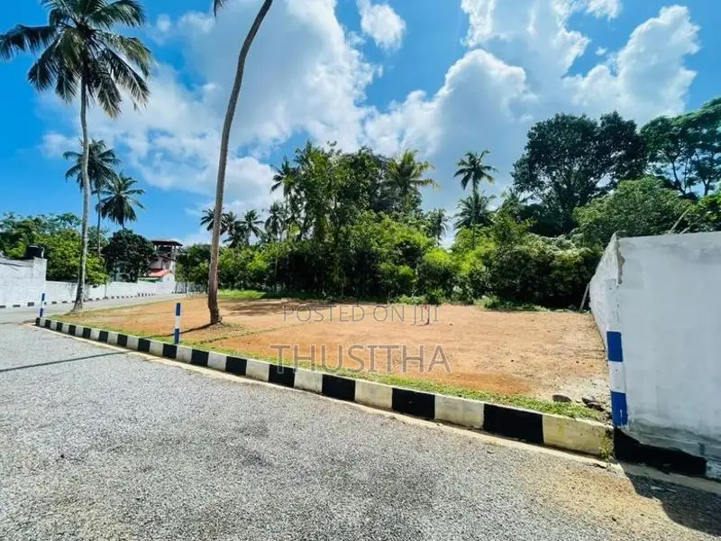 Yakkala නගරයෙන් නුවර පාරට ඇවිදින දුරින් ඉඩමක්