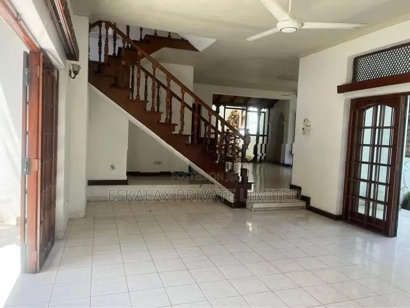 Luxury House For Rent in Skelton rd, Colombo 5 | EH433