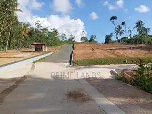 ගාල්ල බද්දෙගම මීපාවල ජාතික පාසලට ආසන්නව බිම් කොටස්