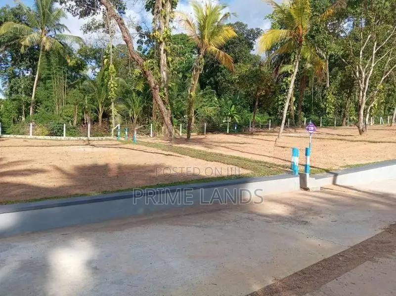 ගාල්ල බද්දෙගම මීපාවල ජාතික පාසලට ආසන්නව බිම් කොටස්