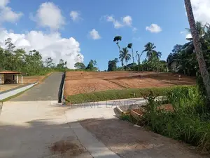 ගාල්ල බද්දෙගම මීපාවල ජාතික පාසලට ආසන්නව බිම් කොටස්