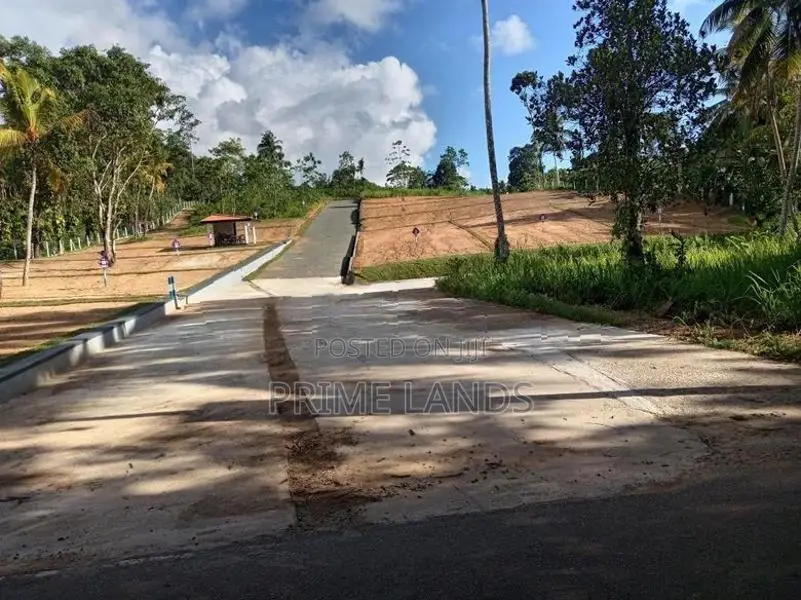 ගාල්ල බද්දෙගම මීපාවල ජාතික පාසලට ආසන්නව බිම් කොටස්