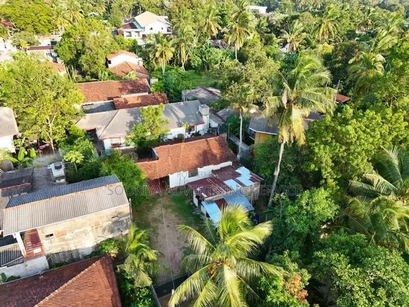 Land for Sale in Katunayake with a House