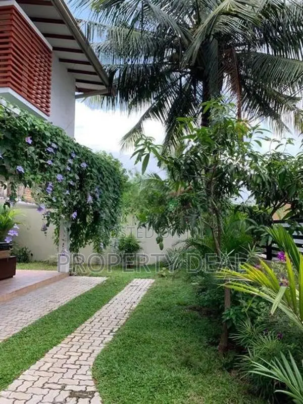 Luxury 4 Bedrooms House for Sale in Thalangama - PDH81