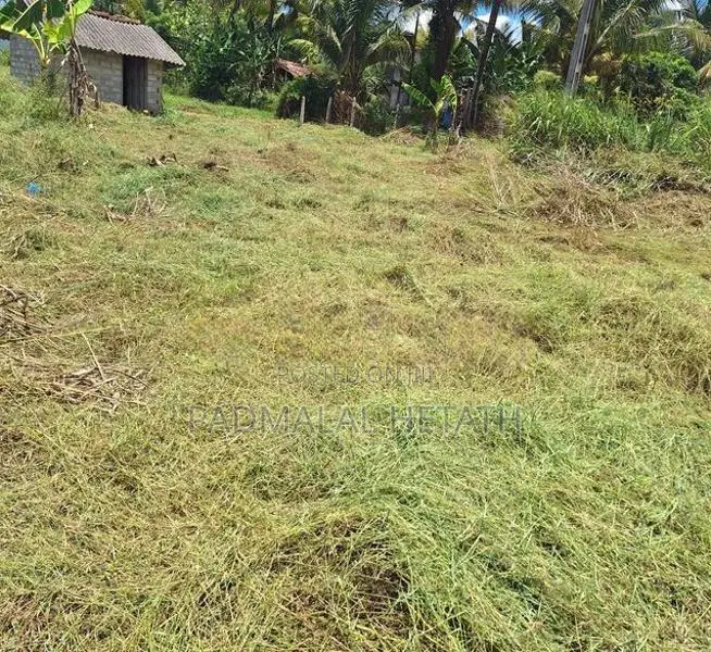 කුලියාපිටිය නගරයට මීටර් 600ක් පමණ දුරින් පර්චස් 17.6 ඉඩමක් විකිණීමට