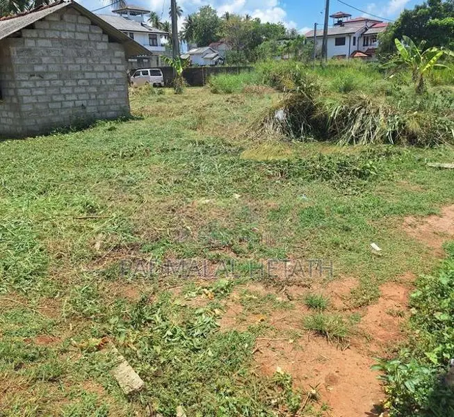 කුලියාපිටිය නගරයට මීටර් 600ක් පමණ දුරින් පර්චස් 17.6 ඉඩමක් විකිණීමට