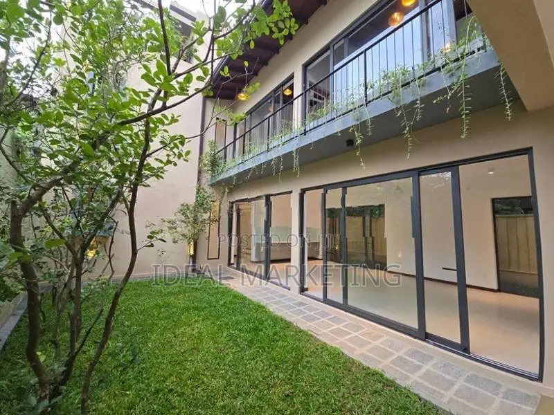 4 Bedroom Luxury Brand New House for Sale - Pelawatte (EM1162)