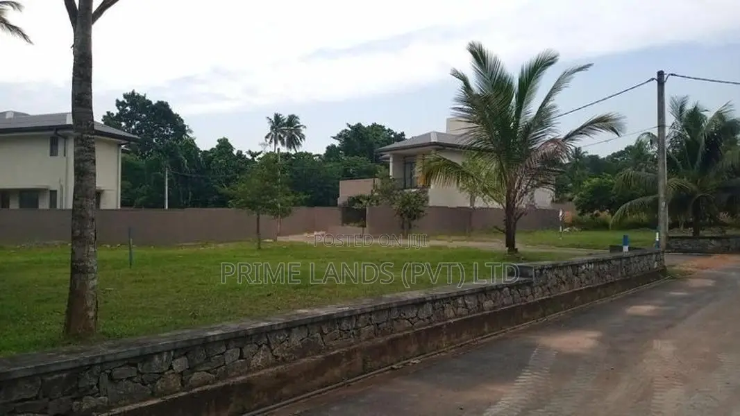 ගම්පහ කච්වේරියට සමීපව බිම් කොටස්