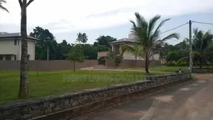 ගම්පහ කච්වේරියට සමීපව බිම් කොටස්