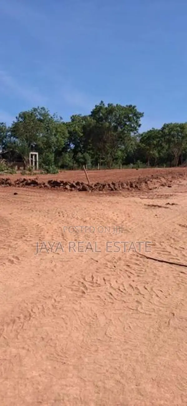 රැකවට නුදුරින් වටිනා ඉඩමක්