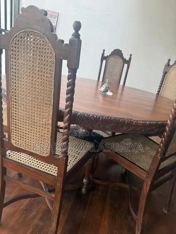 Nadun Table With Chairs