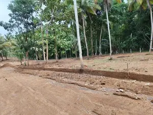 කුරුණෑගල අධිවේගී පිවිසුමට ළගින් ඉඩමක්