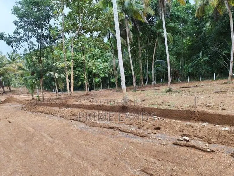 කුරුණෑගල අධිවේගී පිවිසුමට ළගින් ඉඩමක්
