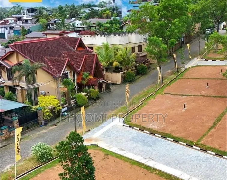 Land For Sale Close TO Highway D In Athurugiriya