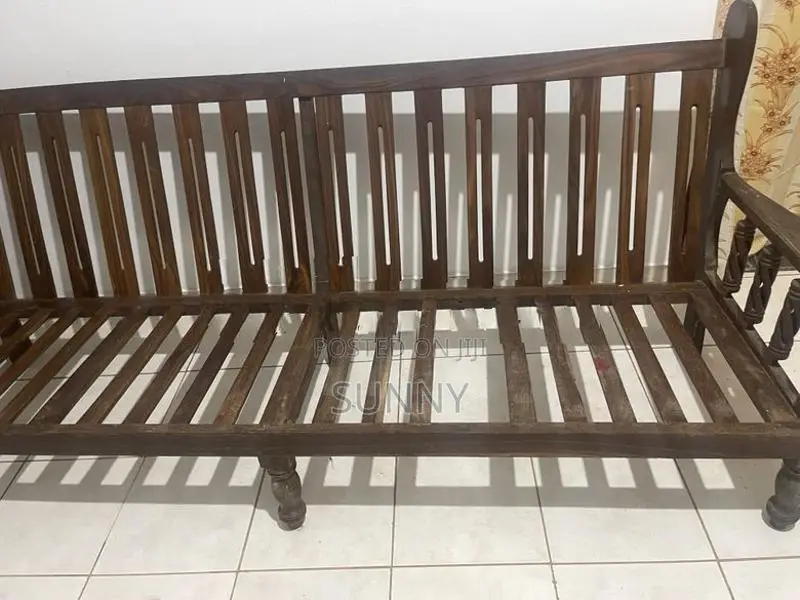 Puttu Settee