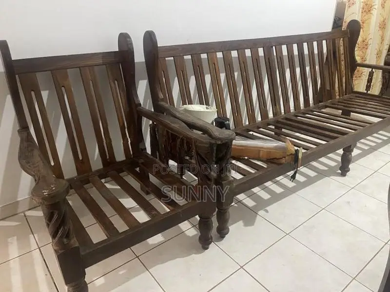 Puttu Settee