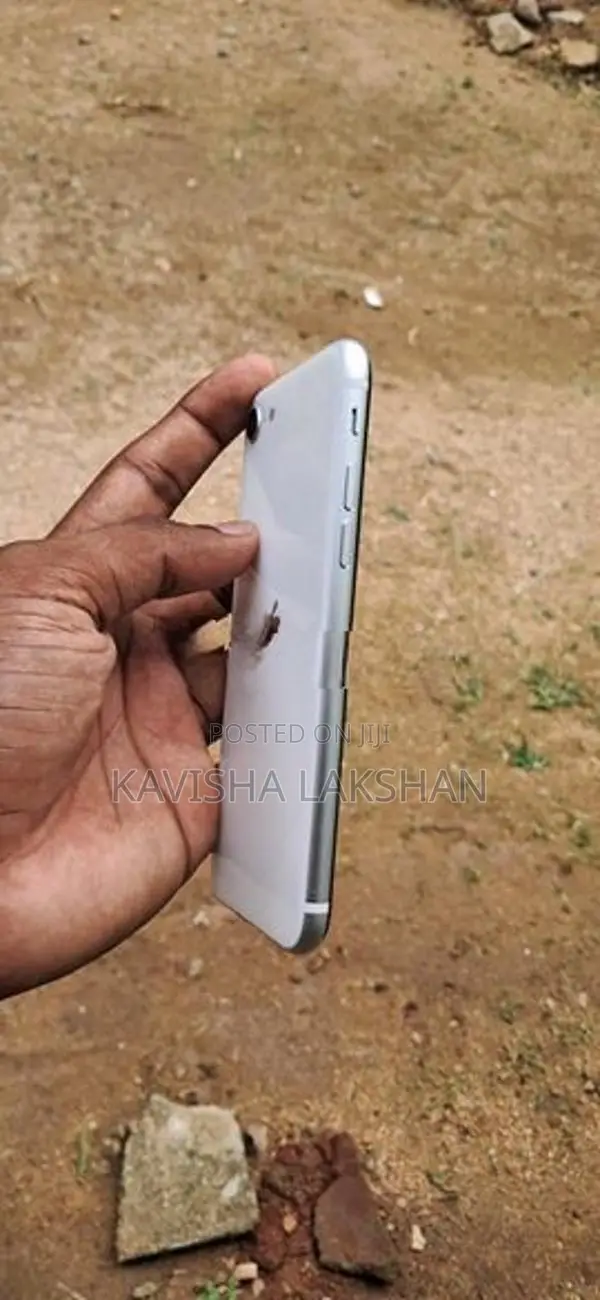 Apple iPhone SE 2 (Used)