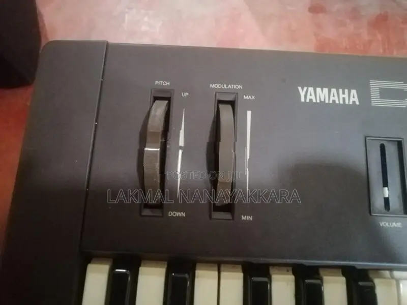 YAMAHA DX27 Vintage Synthesizer