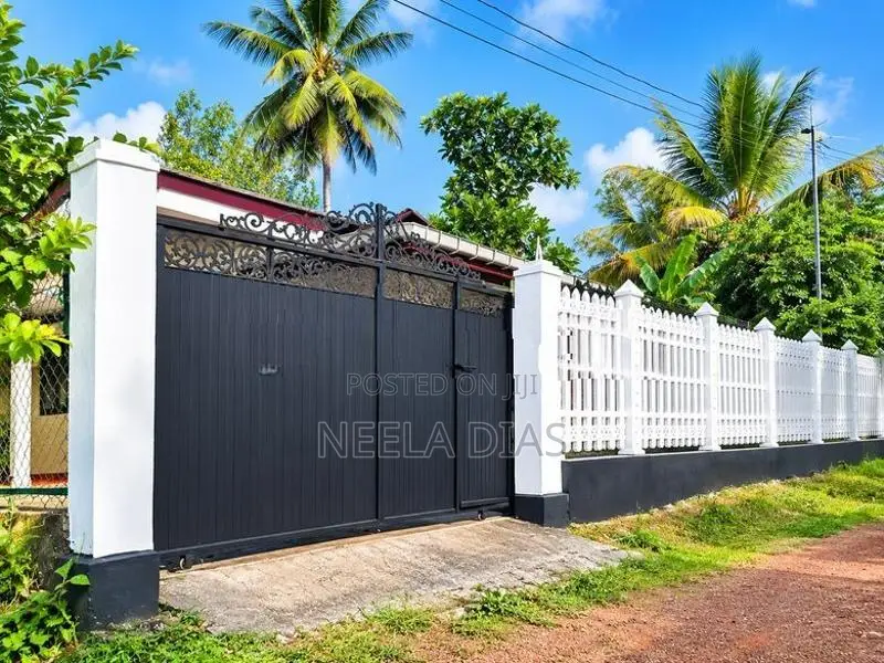With All Amenities 3 Bed House For Sale - Nittambuwa / Pasyala