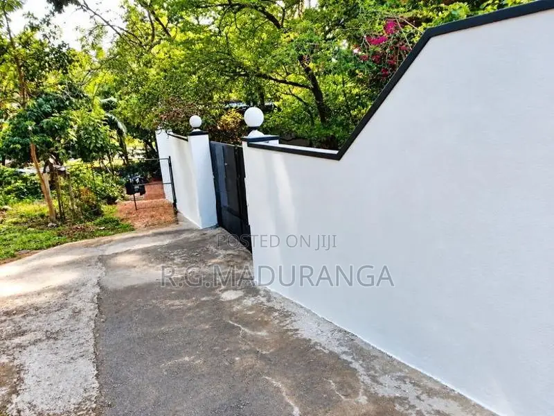 House with 26 Perches Land for Sale Battaramulla