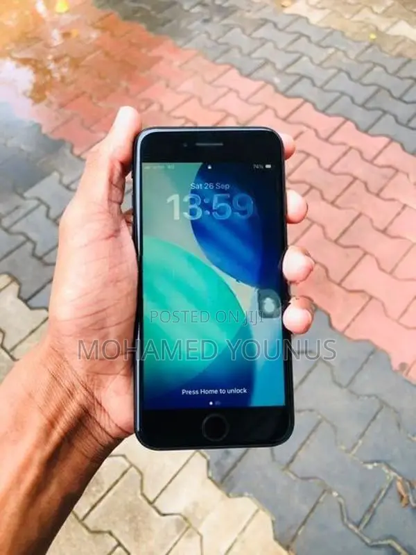Apple iPhone SE 2 (Used)
