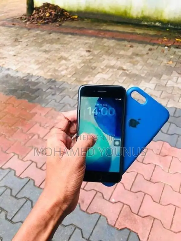 Apple iPhone SE 2 (Used)