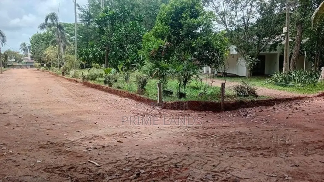 මිගමුව කටුනායක දෙමංහංදියට නුදුරින් අගනා බිම් කොටස් විකිණීමට