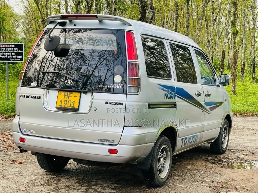 Toyota Noah 2003 Van (Used)