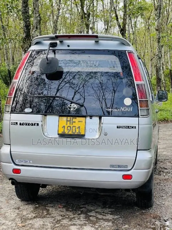 Toyota Noah 2003 Van (Used)