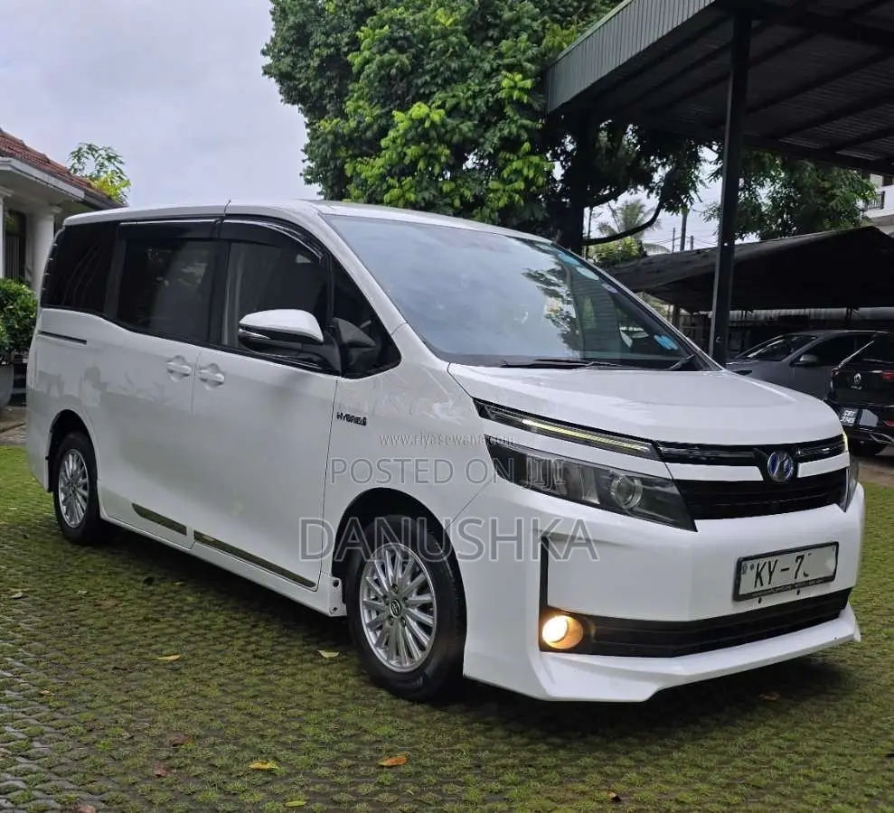 Toyota Voxy 2014 Van (Used)