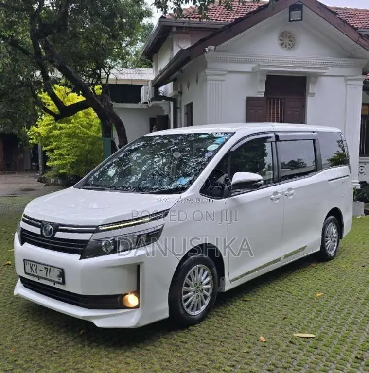 Toyota Voxy 2014 Van (Used)