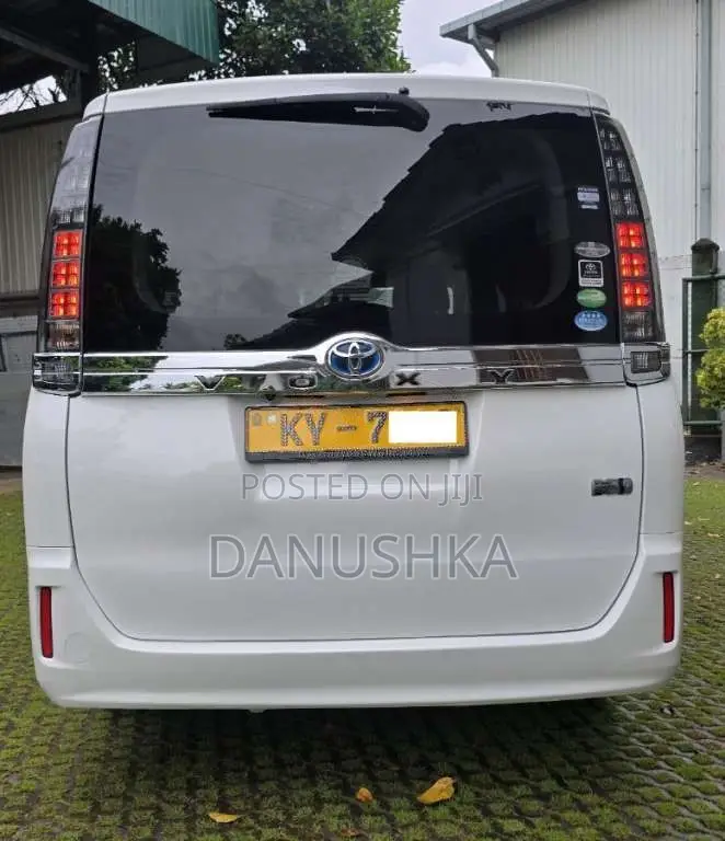 Toyota Voxy 2014 Van (Used)