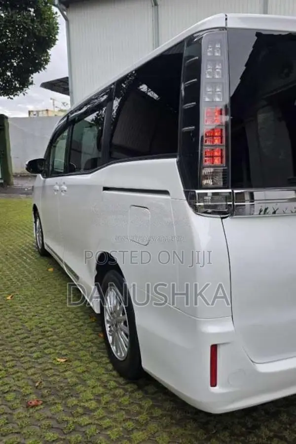 Toyota Voxy 2014 Van (Used)
