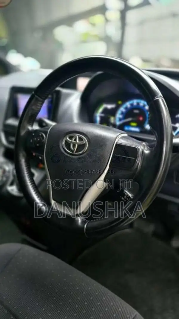 Toyota Voxy 2014 Van (Used)