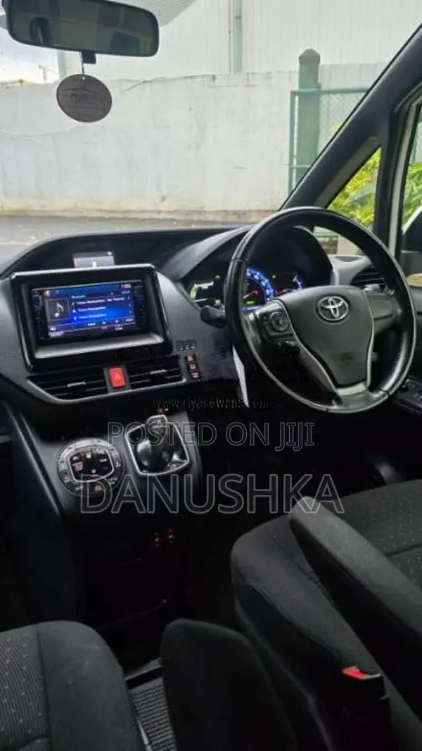 Toyota Voxy 2014 Van (Used)