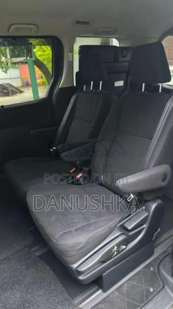 Toyota Voxy 2014 Van (Used)