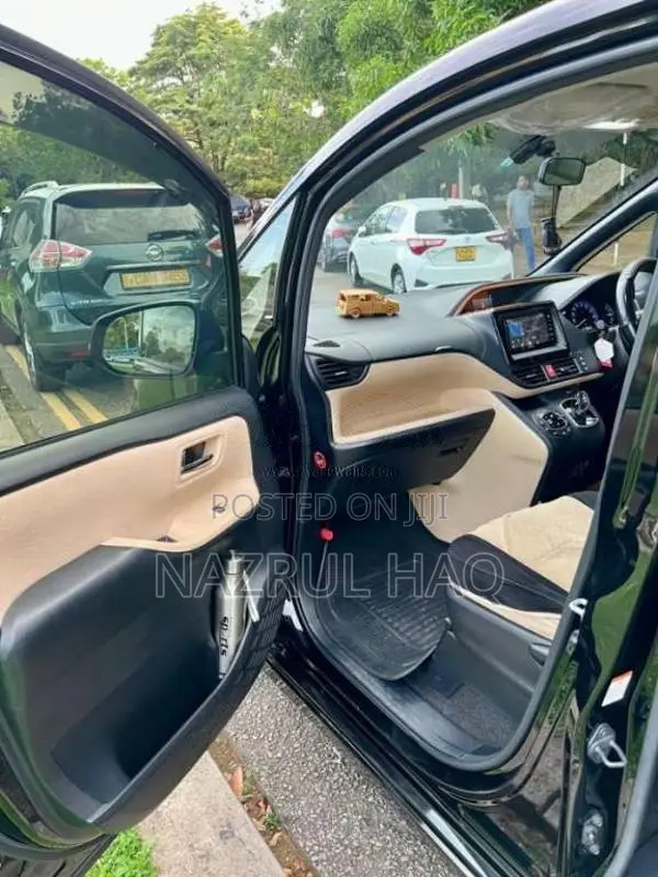 Toyota Noah 2014 Van (Used)