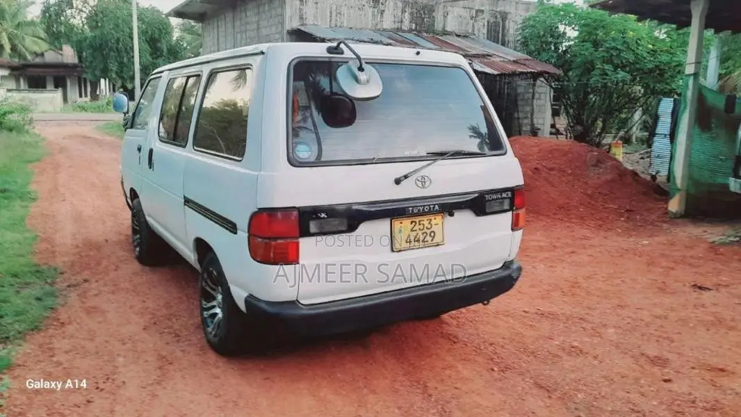Toyota Lotto 1996 Van (Used)