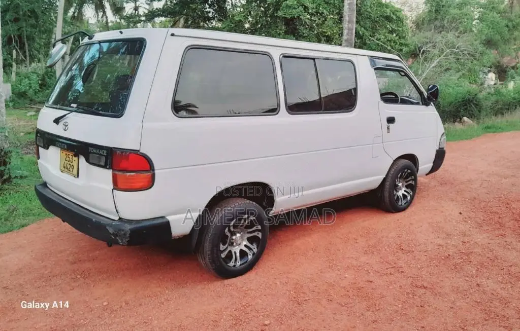 Toyota Lotto 1996 Van (Used)