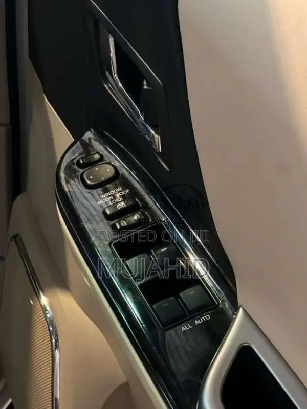 Toyota Vellfire 2013 Van (Used)