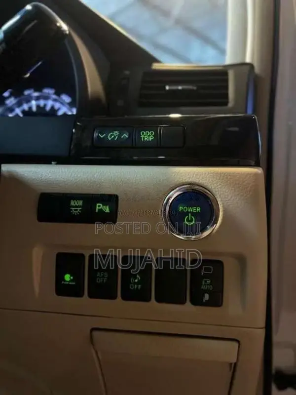 Toyota Vellfire 2013 Van (Used)