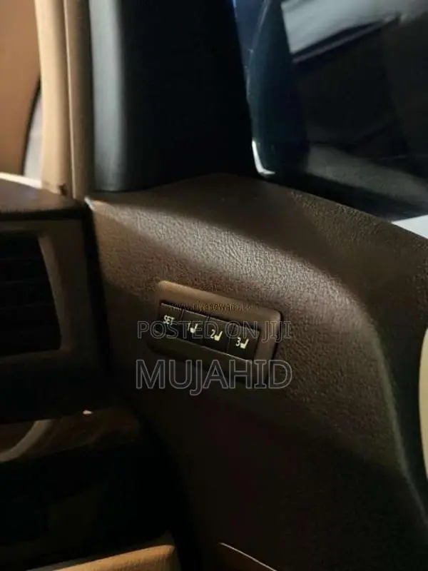 Toyota Vellfire 2013 Van (Used)