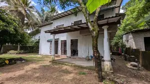 කඩවත මාවරමණ්ඩියෙන් පර්චස් 20ක දෙමහල් නිවස