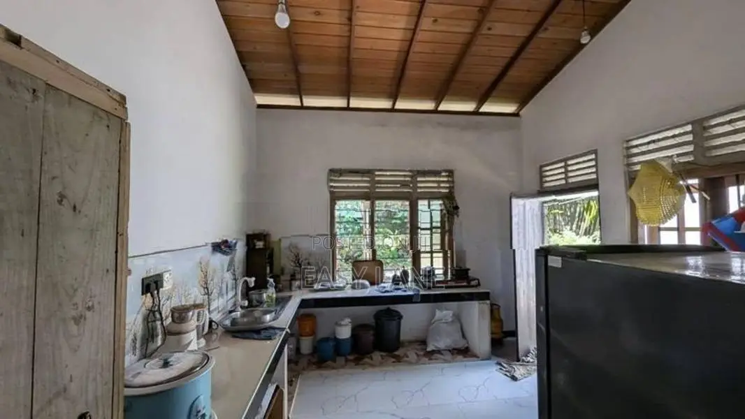 කඩවත මාවරමණ්ඩියෙන් පර්චස් 20ක දෙමහල් නිවස